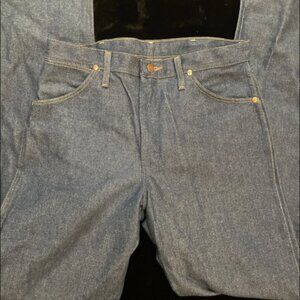 Men's Wrangler jeans in denim blue, retro style.